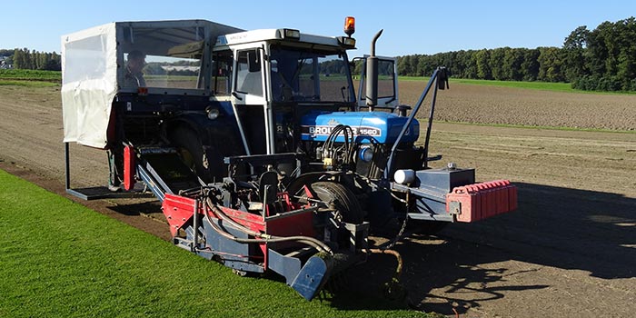 Rasen schälen — Ernte mit der Schälmaschine