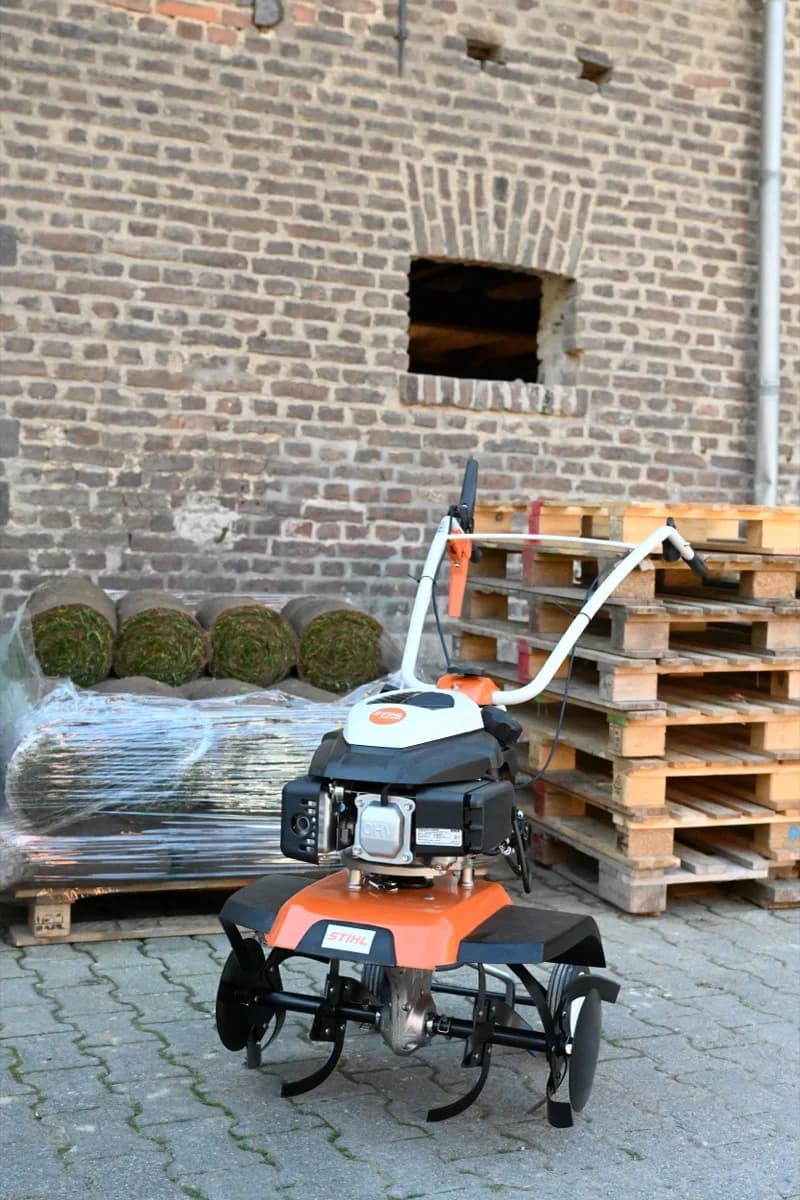Motorhacke zum Auflockern und Vorbereiten des Bodens